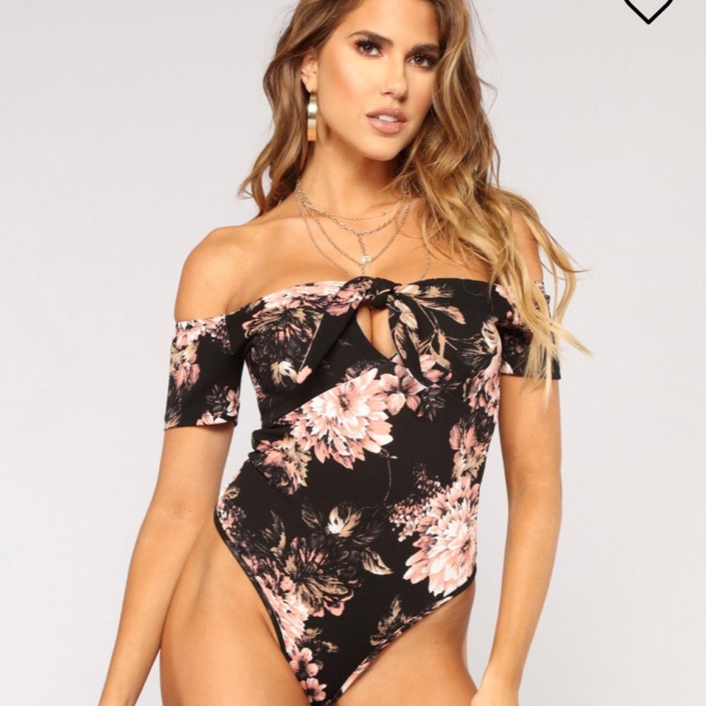 1HR SALE NWT FLORAL FASHION NOVA BODYSUIT